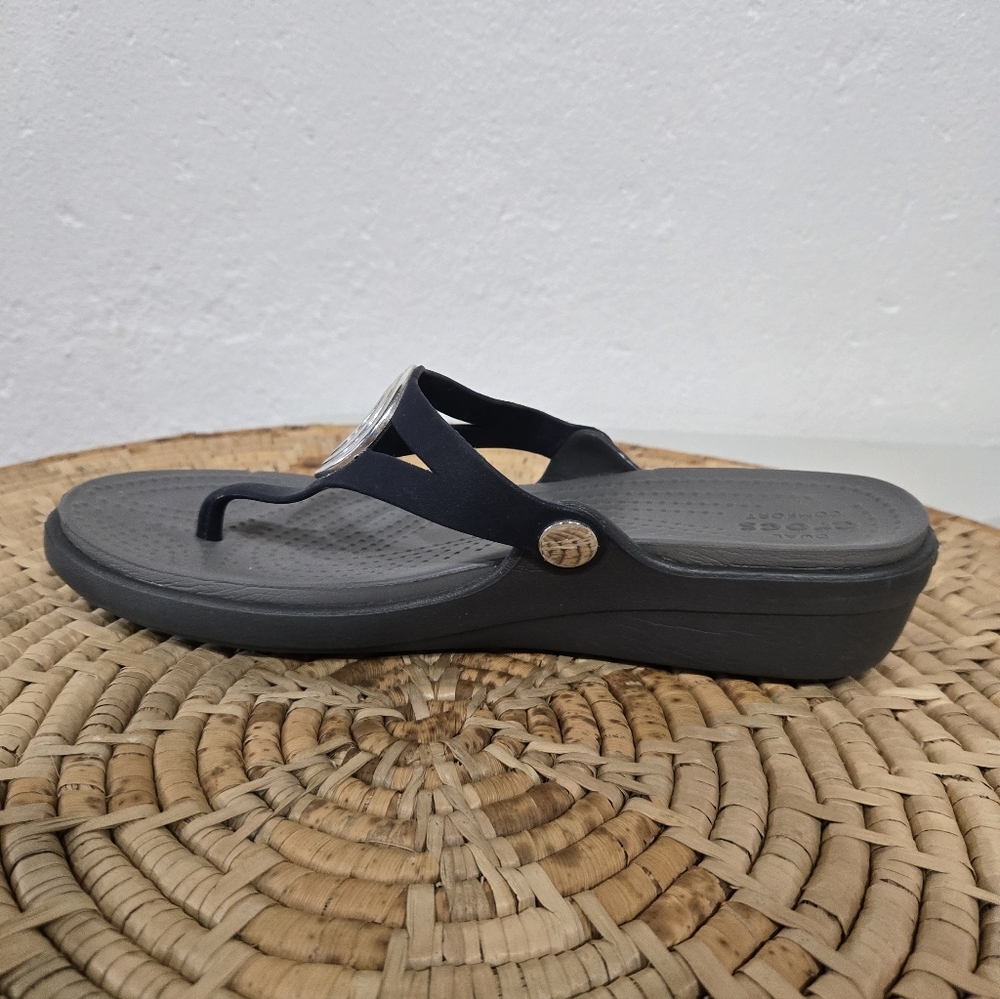 CROCS Sanrah Women's Gray Bkue Sandals with Silver Accents - Picture 3 of 7